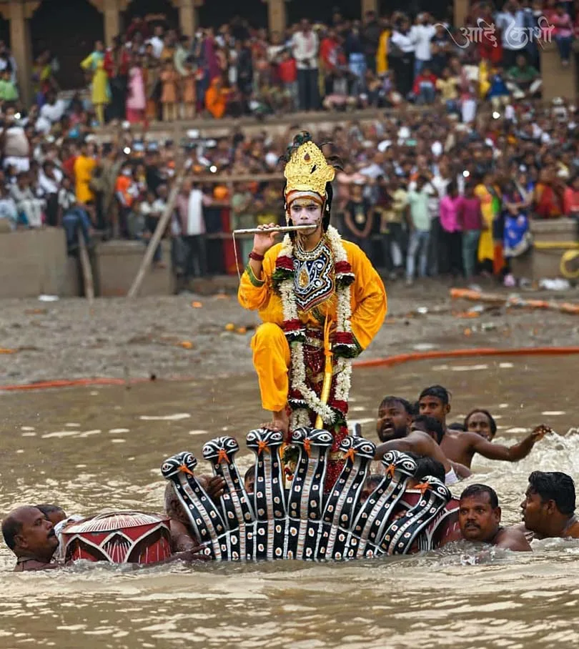 Nag Nathaiya at Tulsi Ghat — a kadamba branch over the river, boats crowded below